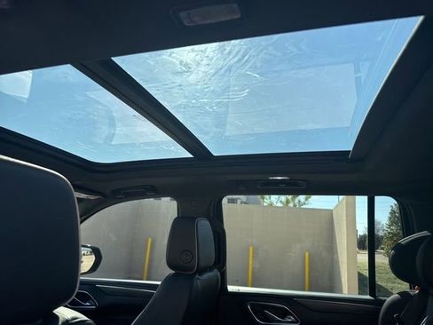 Used 2023 GMC Yukon XL SLT image 7