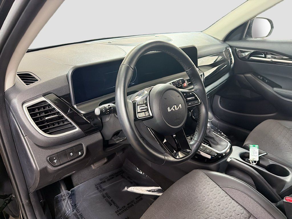 Used 2024 Kia Seltos S AWD/4WD image 11