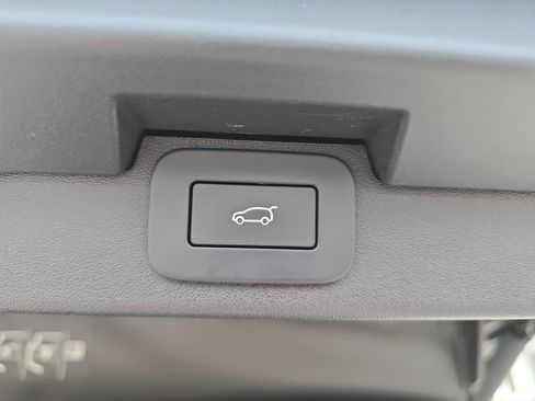 Certified 2025 Land Rover Discovery Dynamic SE image 14