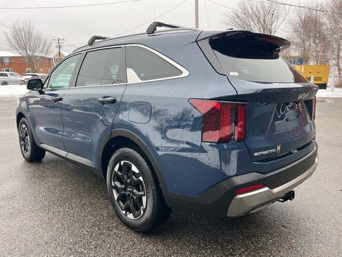 Certified 2025 Kia Sorento S w/ Panoramic Sunroof Package image 3