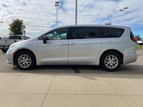 Used 2024 Chrysler Pacifica Touring-L FWD image 8