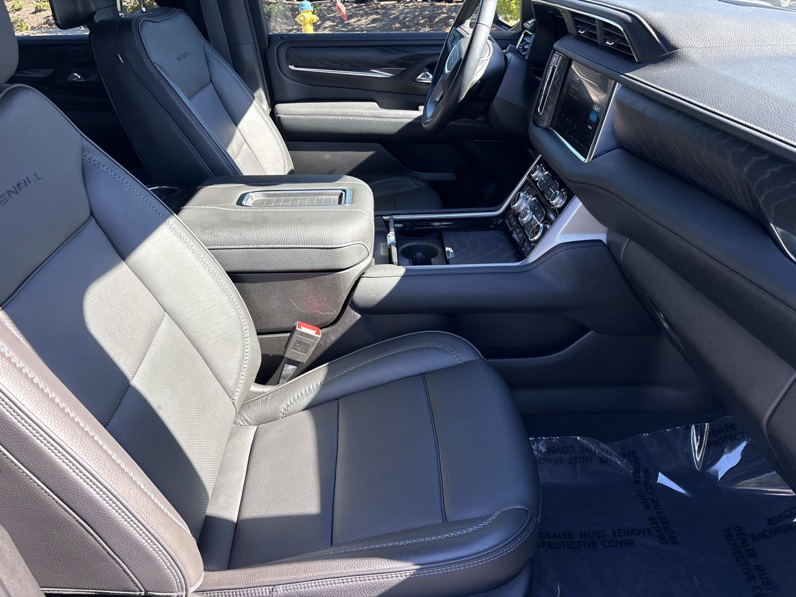 Used 2023 GMC Yukon Denali w/ Advanced Technology Package AWD/4WD image 35
