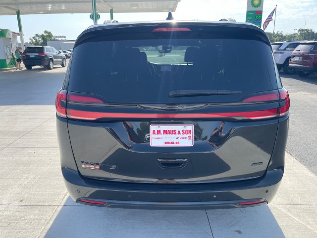 Used 2023 Chrysler Pacifica Touring-L w/ S Appearance Package AWD/4WD image 7