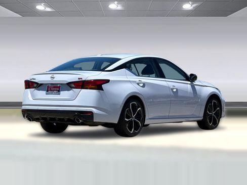 Used 2024 Nissan Altima 2.5 SR FWD image 9
