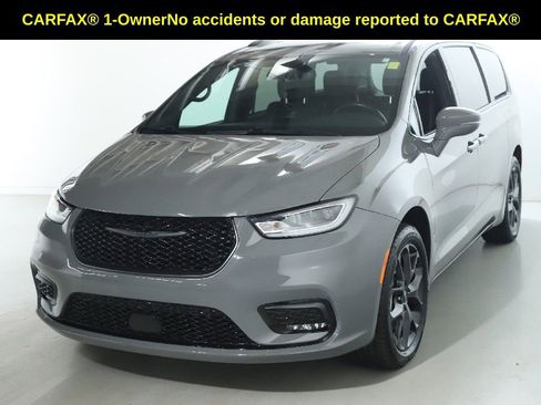 Used 2021 Chrysler Pacifica Touring-L w/ Uconnect Theater Family Group image 2