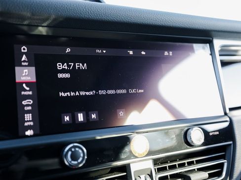 Certified 2025 Porsche Macan image 17