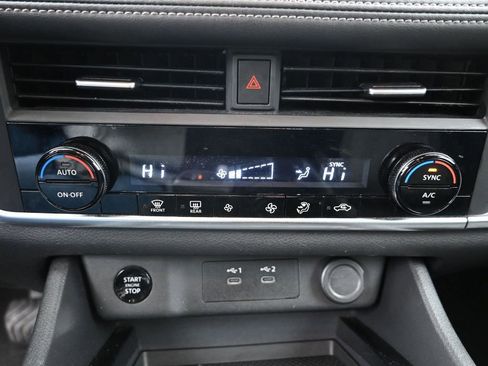 Used 2024 Nissan Rogue SV image 19