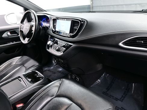 Used 2021 Chrysler Pacifica Touring-L w/ Uconnect Theater Family Group image 14