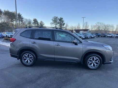 Used 2023 Subaru Forester Premium image 4