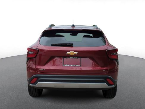 Used 2025 Chevrolet Trax LT w/ LT Convenience Package FWD image 7