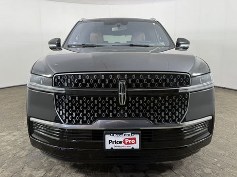 Used 2025 Lincoln Navigator Reserve AWD/4WD image 2