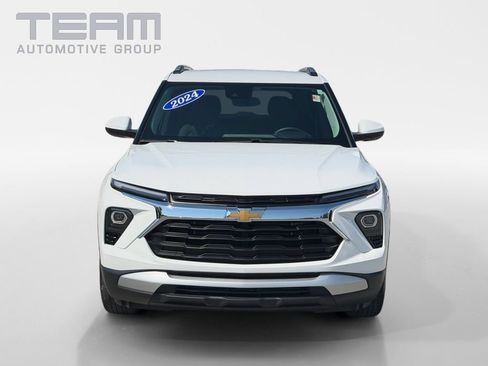 Used 2024 Chevrolet TrailBlazer LT w/ LT Cold Weather Package FWD image 2