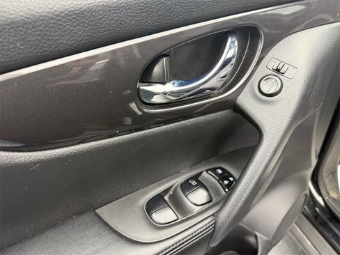 Used 2020 Nissan Rogue SV image 14