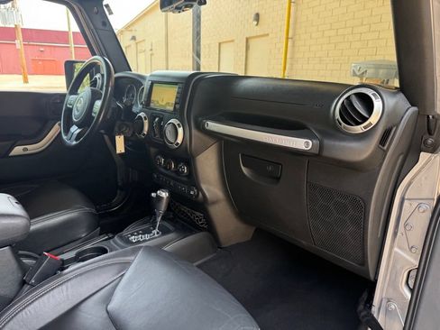 Used 2017 Jeep Wrangler Unlimited Rubicon w/ Connectivity Group AWD/4WD image 28