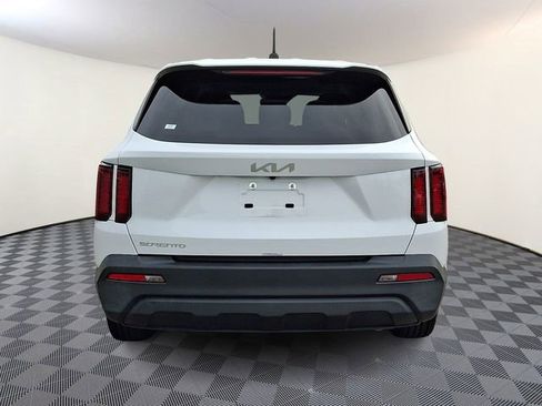 Used 2023 Kia Sorento LX image 6