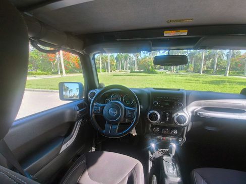Used 2014 Jeep Wrangler Unlimited Rubicon w/ Connectivity Group AWD/4WD image 8