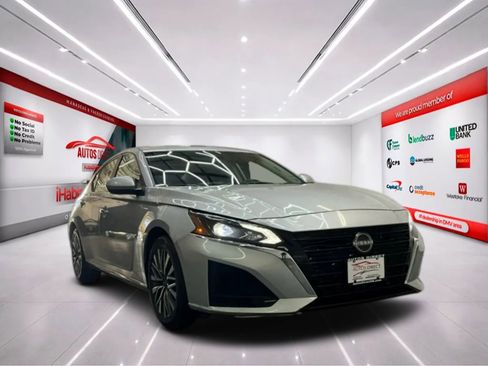 Used 2023 Nissan Altima 2.5 SV FWD image 2