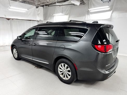 Used 2018 Chrysler Pacifica Touring-L Plus FWD image 3