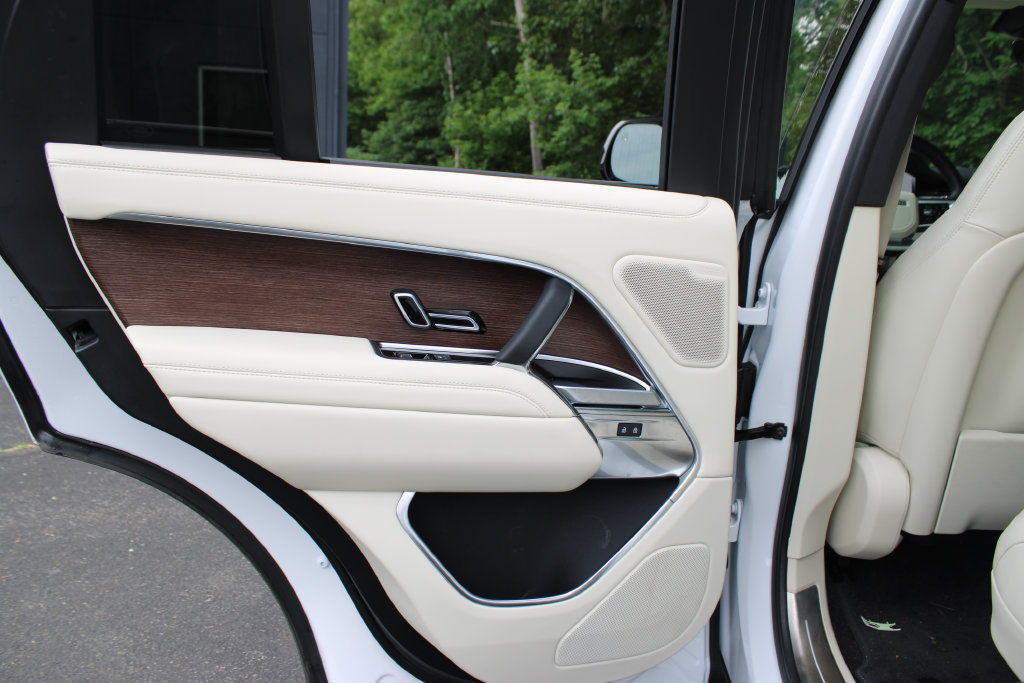 Used 2025 Land Rover Range Rover SE AWD/4WD image 17