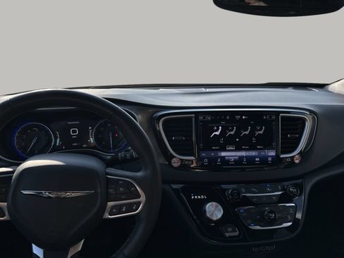 Used 2025 Chrysler Pacifica Select FWD image 26