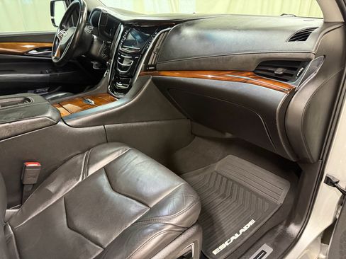 Used 2017 Cadillac Escalade Luxury AWD/4WD image 28