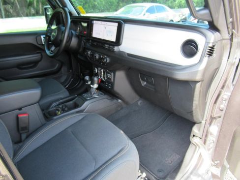 Used 2024 Jeep Gladiator Sport AWD/4WD image 12