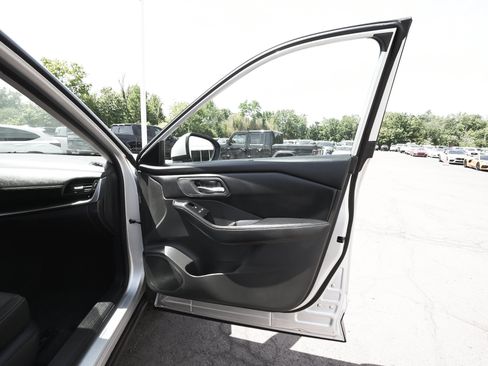 Used 2024 Nissan Rogue SV AWD/4WD image 14