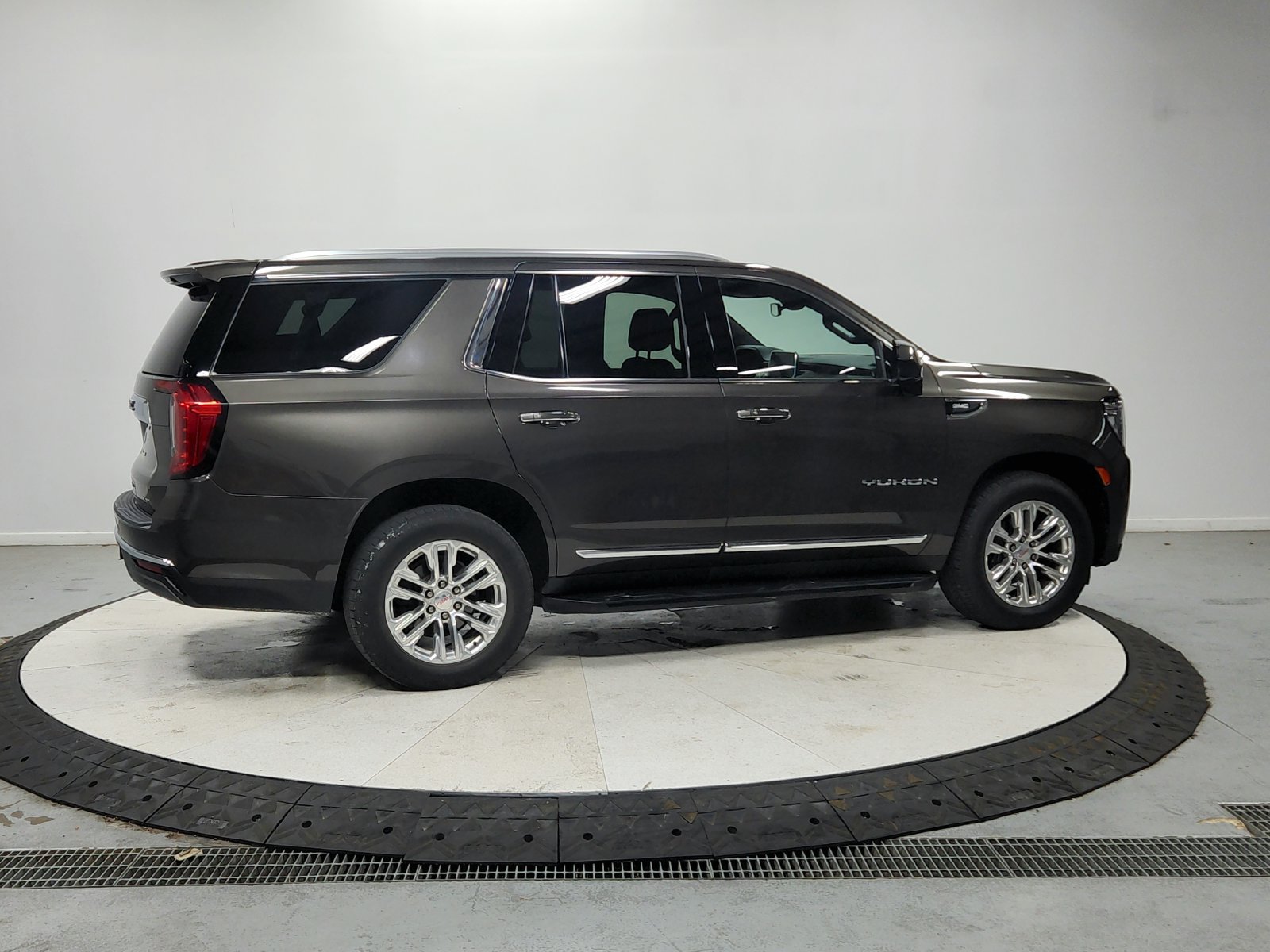 Used 2021 GMC Yukon SLT RWD image 9