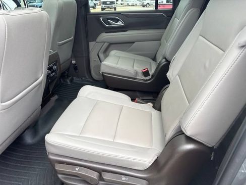 Used 2022 Chevrolet Suburban LT w/ Luxury Package RWD image 16