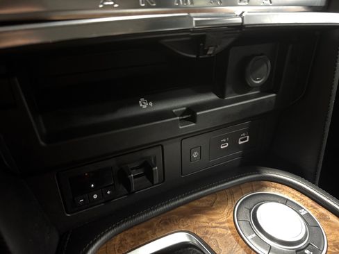 Used 2022 Nissan Armada SL w/ Captain's Chairs Package RWD image 25