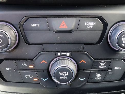 Used 2018 Jeep Renegade Latitude FWD image 45