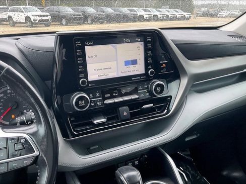 Used 2020 Toyota Highlander LE image 6