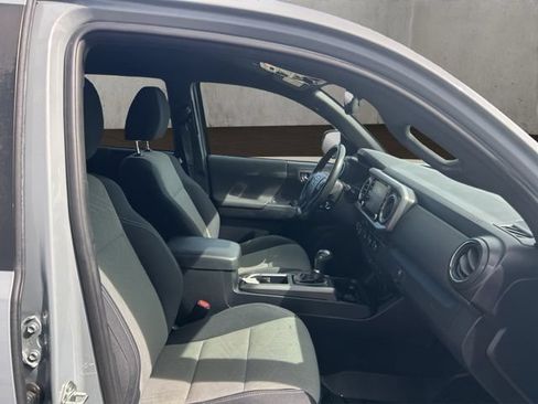 Used 2020 Toyota Tacoma TRD Off-Road AWD/4WD image 11