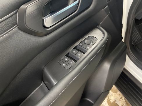 Used 2025 Nissan Armada SV AWD/4WD image 19
