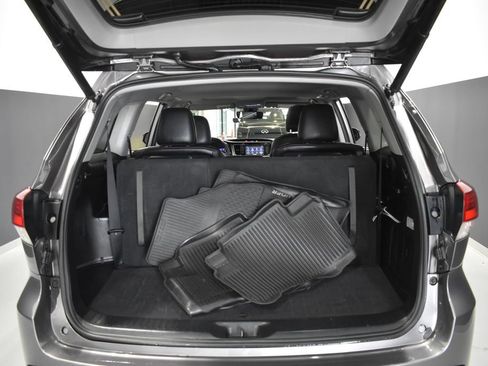 Used 2019 Toyota Highlander SE w/ Nightshade Edition AWD/4WD image 38