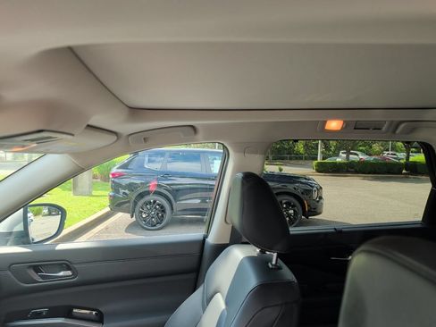 Used 2025 Nissan Pathfinder SL w/ SL Premium Package FWD image 8