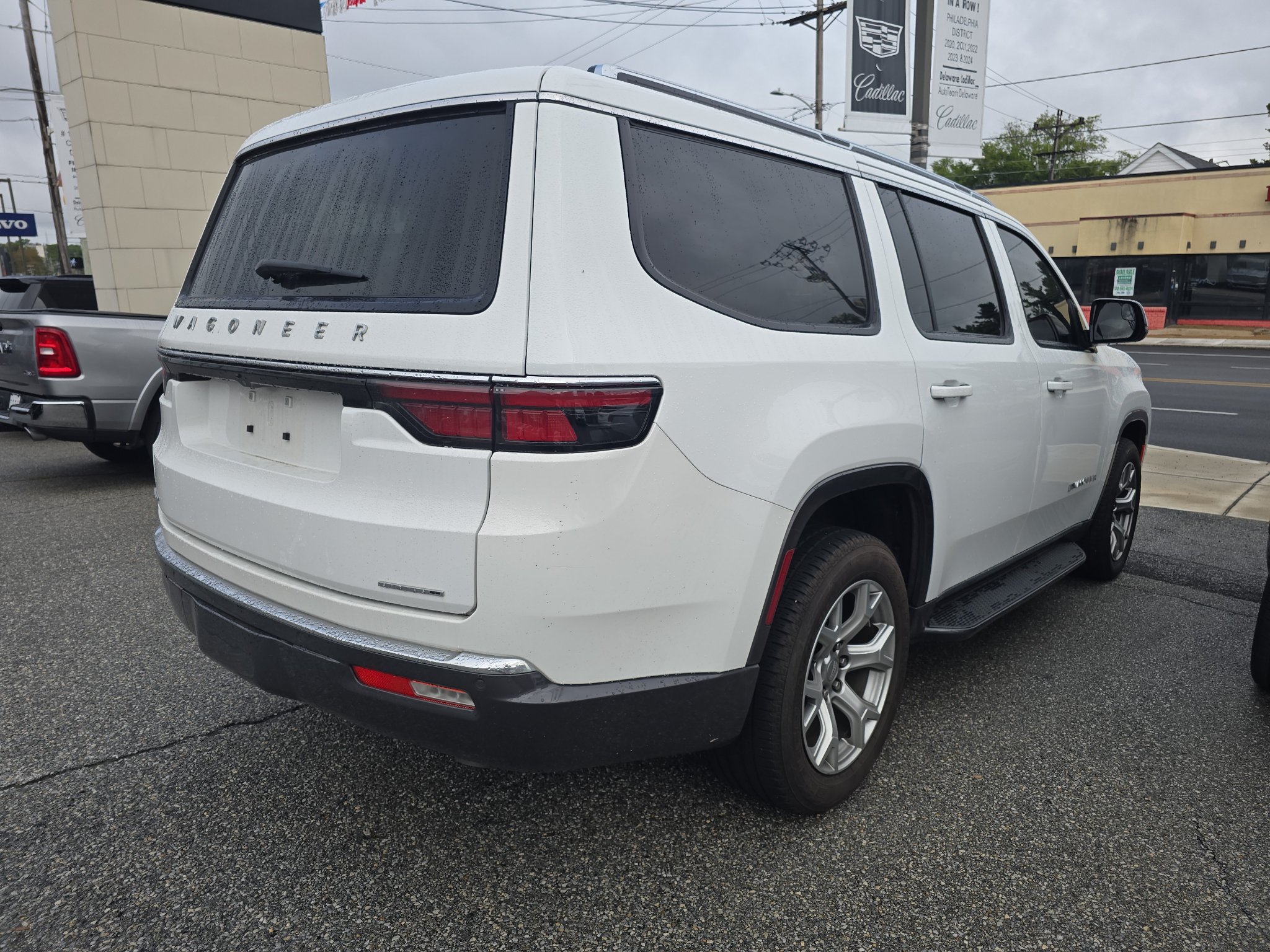 Used 2022 Jeep Wagoneer Series I w/ Premium Group I AWD/4WD image 4