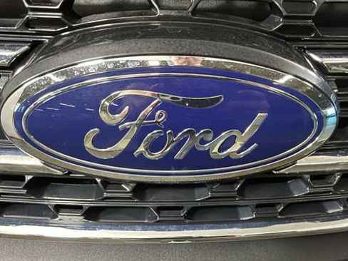 Used 2023 Ford Explorer XLT AWD/4WD image 9