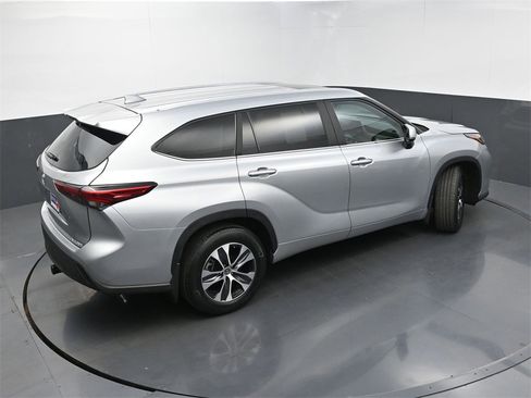 Used 2023 Toyota Highlander XLE image 37