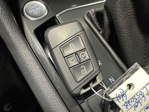 Used 2020 Volkswagen Tiguan SEL AWD/4WD image 32
