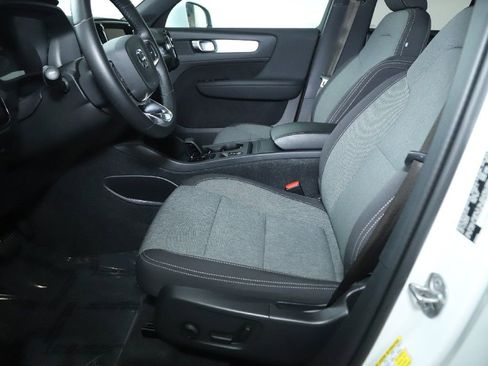 Used 2024 Volvo XC40 B5 Core image 19