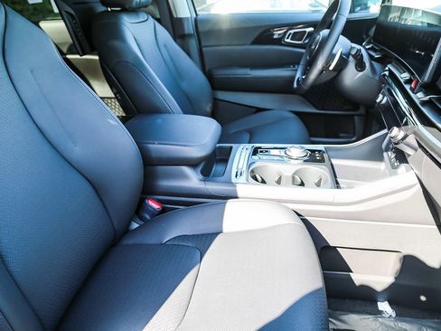 Certified 2025 Kia Carnival SX Prestige FWD image 15
