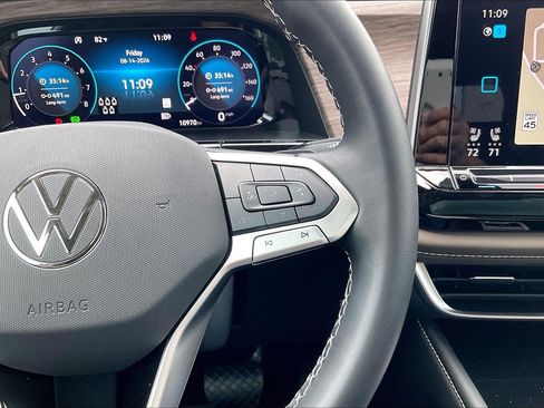 Used 2025 Volkswagen Atlas SEL AWD/4WD image 19