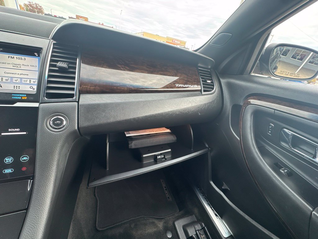 Used 2018 Ford Taurus Limited AWD/4WD image 30