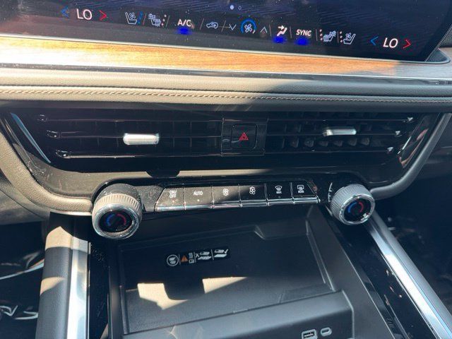 Used 2025 Chevrolet Suburban High Country AWD/4WD image 19
