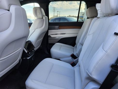 Used 2026 Cadillac Vistiq Luxury image 14