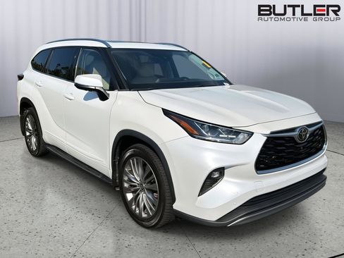 Used 2022 Toyota Highlander Platinum AWD/4WD image 2