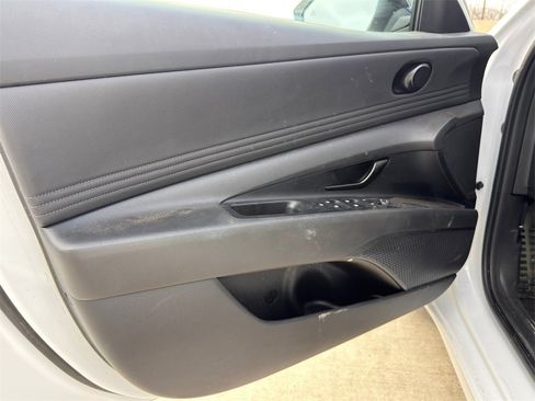 Used 2025 Hyundai Elantra SEL image 11