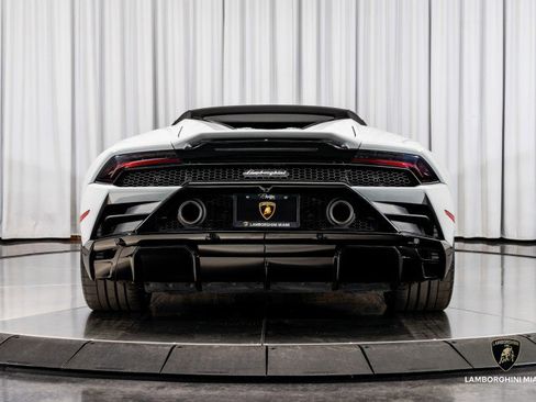 Used 2022 Lamborghini Huracan EVO image 18