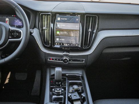 Used 2025 Volvo XC60 B5 Plus image 26